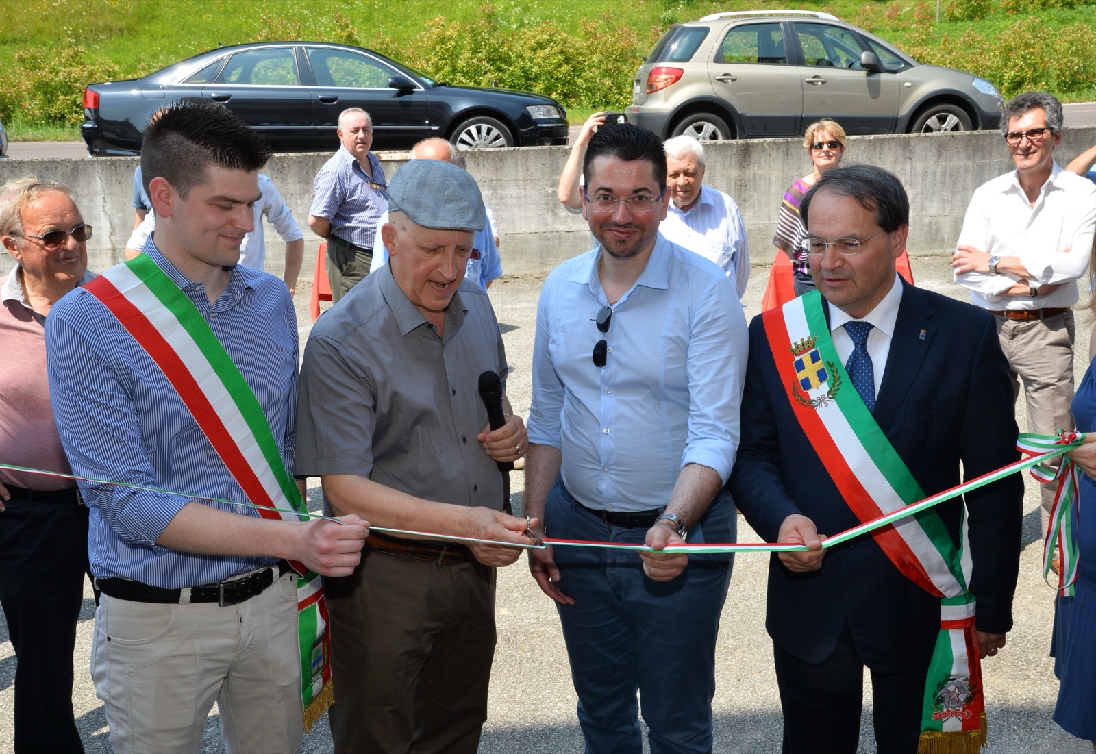 Taglio del nastro per l'inaugurazione della nuova sede a Refrontolo nel 2016